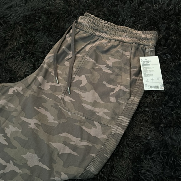 🛍️H-P🤩 Athleta Camo Farallon Jogger Plus Size 🤩🛍️ - Picture 4 of 15